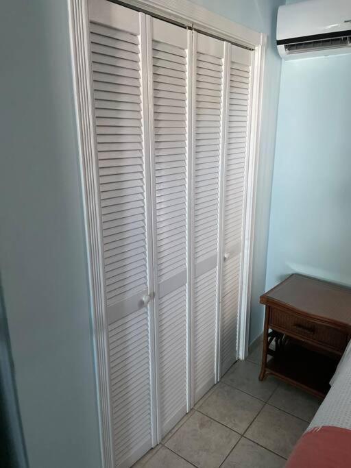 Beautiful Villa Just Steps Away From The Beach! George Town Extérieur photo